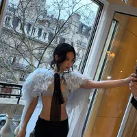 Lihat di sini gaya Jennie Blackpink  di Chanel SS25 Couture Show. [IG: @jennierubyjane].