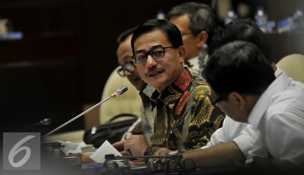 Mentri Agraria dan Tata Ruang/Kepala BPN Ferry Mursyidan Baldan saat mengikuti rapat kerja dengan Komisi II DPR di kompleks Parlemen, Jakarta, Senin (21/9/2015). Rapat membahas Anggaran di Kementrian Agraria tahun 2016. (Liputan6.com/Johan Tallo)