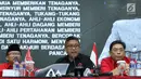 Sekjen PDI Perjuangan, Hasto Kristiyanto (tengah) menyampaikan keterangan di Jakarta, Rabu (18/7). Keterangan terkait daftar nama bacaleg yang diajukan PDIP ke KPU Pusat pada Selasa (17/7). (Liputan6.com/Helmi Fithriansyah)