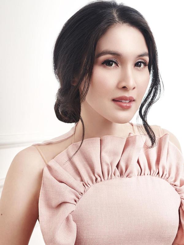 Gaya makeup andalan brand ambassador Disney ini adalah nude makeup dengan sentuhan lipstik cokelat natural dan rias mata yang on fleek. Sandra juga membaurkan warna peachy di apple of the cheek agar mendapat rona segar nan alami pada kulit.(Liputan6.com/IG/@sandradewi88)