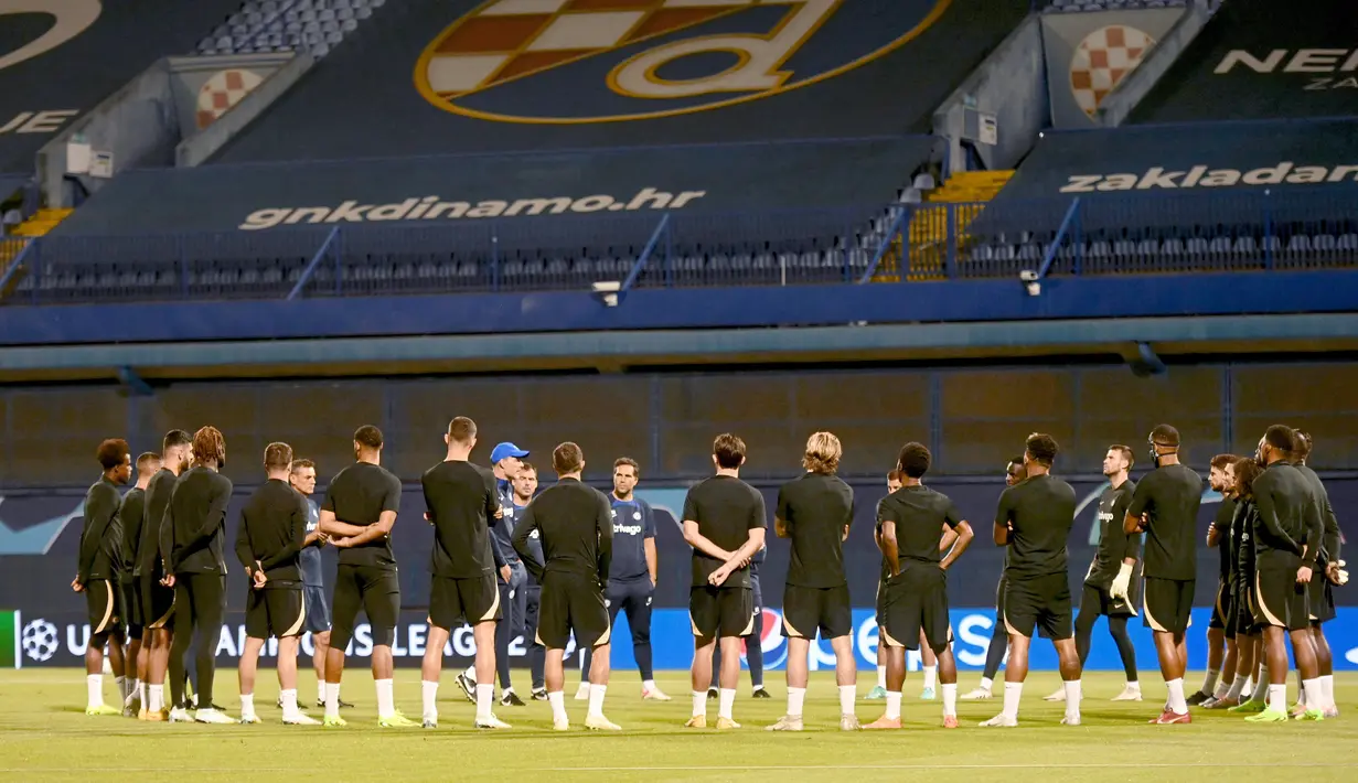 Pelatih kepala Chelsea Jerman Thomas Tuchel berbicara kepada para pemainnya selama sesi latihan  stadion Maksimir di Zagreb , Senin (5/9/2022). Duel perdana di Grup E Liga Champions antara Dinamo Zagreb vs Chelsea tersebut akan digelar di Stadion Maksimir, pukul 23.45 WIB. (Photo by Denis LOVROVIC / AFP)