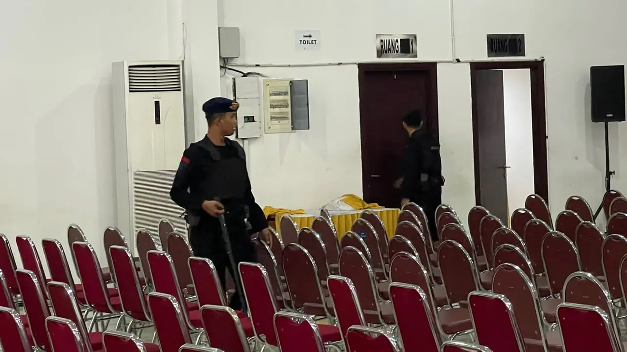Tim Penjinak Bom (Jibom) Detasemen Gegana Brimob Polda Metro Jaya dikerahkan Kepolisian Resort Metro Tangerang Kota untuk mensterilisasi sejumlah tempat ibadah gereja di wilayah Tangerang, Banten.