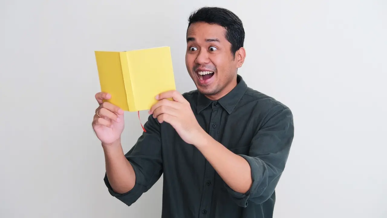 Membaca Buku.
