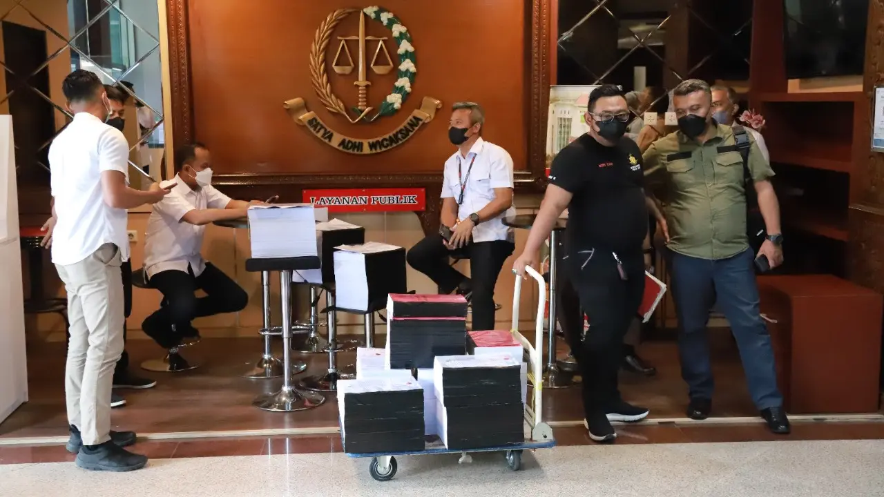 Berkas perkara tragedi Kanjuruhan kembali dilimpahkan ke kejaksaan tinggi Jatim. (Dian Kurniawan/Liputan6.com)