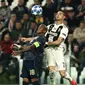 Penyerang Juventus, Cristiano Ronaldo (kanan) berduel dengan Ashley Young, Kamis (8/11/2018) dini hari WIB, di Juventus Stadium.  (AFP / Isabella Bonotto)