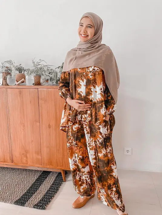 Zaskia beruntung, lantaran sang adik, Shireen Sungkar selalu mengabulkan berbagai jenis makanan yang diidamkannya. Bahkan tak jarang, Zaskia berpura-pura ngidam agar dibelikan oleh sang adik. (Instagram/zaskiasungkar15)