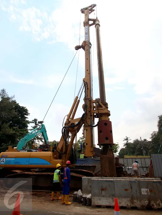 Pekerja mengerjakan proyek Light Rail Transit (LRT) di Jakarta, Jumat (24/2). Pemprov DKI Jakarta tetap optimistis LRT dapat beroperasi sebelum Asian Games 2018. (Liputan6.com/Gempur M Surya)