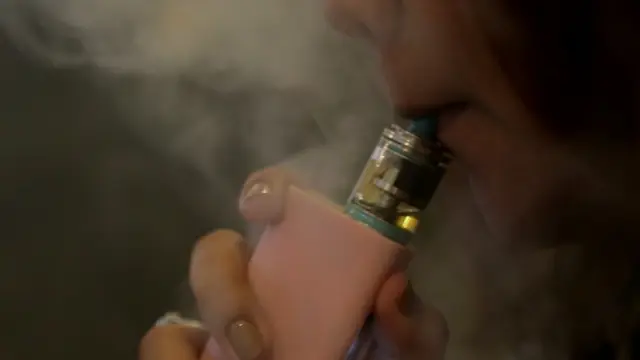 Tak hanya pria, wanita juga ada yang menggunakan rokok elektrik.  (Foto: Awan Harinto)