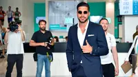 Pemain timnas Jerman, Emre Can menyapa awak media saat tiba untuk menjalani tes medis di J Medical di Turin, Italia, (21/6). Can menjalani tes medis untuk masuk ke klub Juventus. (Alessandro Di Marco/ANSA via AP)