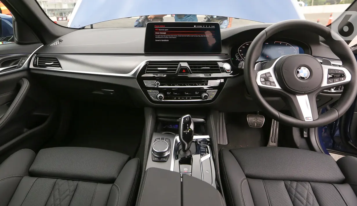 Desain interior New BMW 520i M Sport pada acara BMW Test Day di Karawaci, Tangerang, Sabtu (10/04/2021). BMW Indonesia meluncurkan BMW Seri 5 terbaru dengan nilai sporty yaitu New BMW 520i M Sport dan New BMW 530i Opulence berkapasitas mesin 1,998 cc. (Liputan6.com/Fery Pradolo)