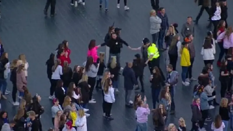 Aksi polisi Manchester yang tengah menari bersama beberapa gadis saat konser amal ledakan Manchester sedang berlangsung (twitter.com/@xemiloux24)