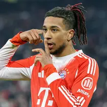 Pemain Bayern Munchen, Michael Olise menggiring bola melewati pemain VfL Wolfsburg dalam laga lanjutan Liga Jerman 2025/2026 di Allianz Arena, Munchen, Jerman, Minggu (11/01/2026) waktu setempat. (AFP/Alexandra Beier)