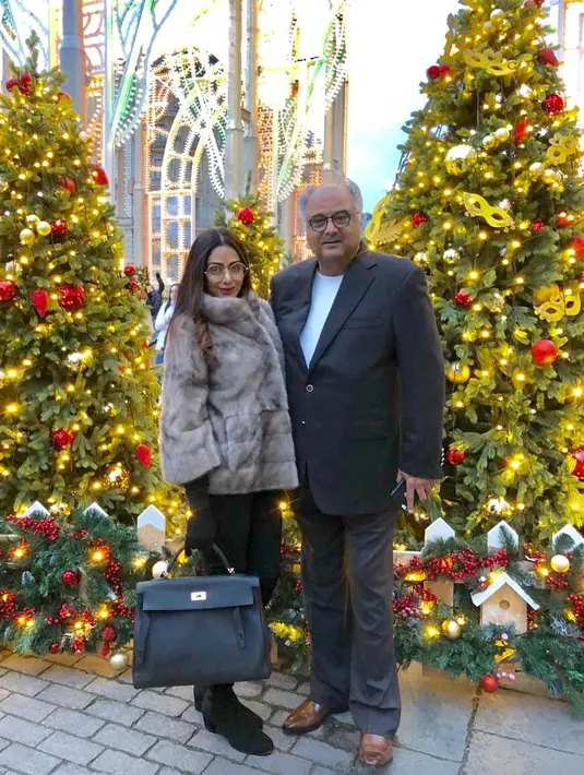 Saat itu, ia berama sang suami Boney Kapoor dan putrinya menghadiri acara pernikahan di Dubai. (Foto: instagram.com/sridevi.kapoor)