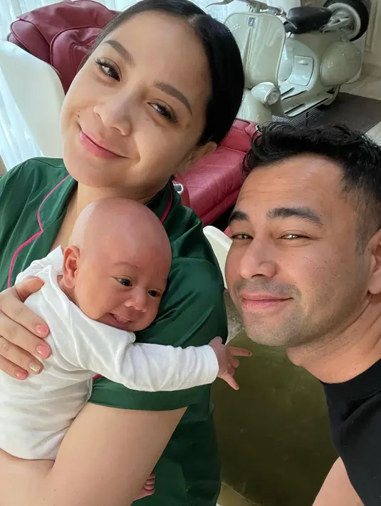 Nagita Slavina kembali tampil dalam setelan piyama atasan lengan pendek dan celana pendek berwarna hijau dari bahan satin. Setelan piyama ini berasal dari brand Peter Alexander senilai Rp1.100.000. Foto: Youtube.