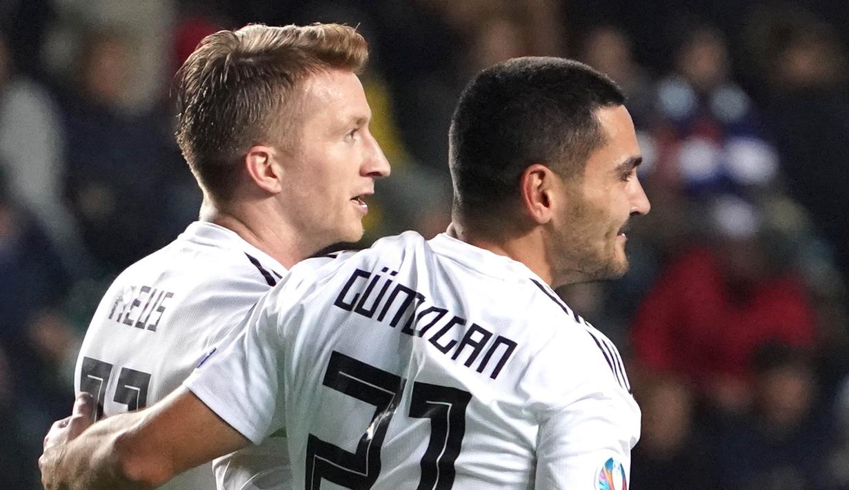Gelandang Jerman, Ilkay Gundogan, merayakan gol yang dicetaknya ke gawang Estonia pada laga Kualifikasi Piala Eropa 2020 di Talinn, Minggu (13/10). Estonia kalah 0-3 dari Jerman. (AFP/Janek Skarzynski)