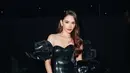 <p>Gaun ini memancarkan aura futuristik dengan bahan mengilap yang membentuk siluet tubuh secara elegan. [@alyssadaguise].</p>