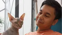 Raditya Dika dan salah satu kucing peliharaannya. (dok.Instagram @raditya_dika/https://www.instagram.com/p/BsAUtONgyn7/Henry