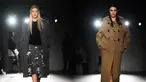 Foto kolase model Kendall Jenner dan Gigi Hadid saat mempersembahkan kreasi Prada selama Koleksi Wanita Musim Gugur-Musim Dingin 2023-2024 sebagai bagian dari Fashion Week di Milan pada 23 Februari 2023. (AFP/Marco Bertorello)