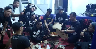 Grup musik Five Minutes memiliki tradisi dalam merayakan tahun baru. Sambil menunggu giliran manggung, para personelnya terlihat asyik dengan membakar makanan di belakang panggung. (Nurwahyunan/Bintang.com)
