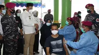 Wakil Bupati Sidoarjo Subandi  melihat vaksinasi Covid-19 di Desa Pabean Sidoarjo. (Dian Kurniawan/Liputan6.com)
