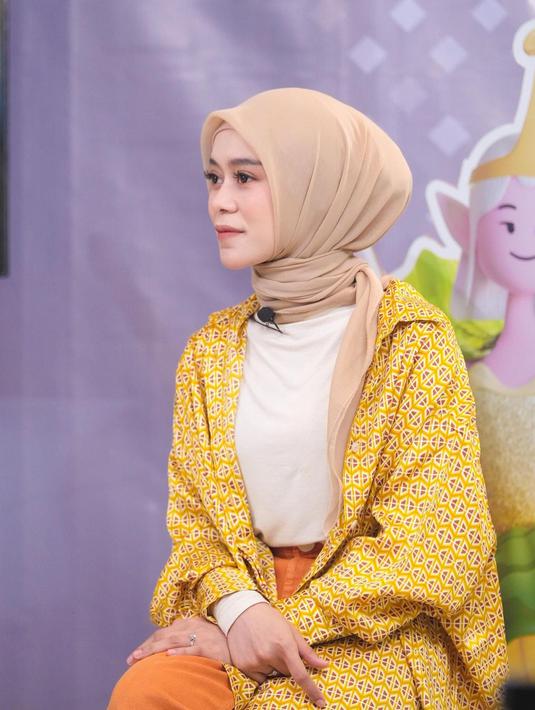 Kemeja oversized selalu jadi favorit karena mudah dipadupadankan untuk berbagai tampilan. Seperti Lesty Kejora yang menggunakan kemeja oversized bermotif sebagai outerwear (Foto: Instagram Lesty Kejora)