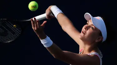 Petenis asal Polandia Agnieszka Radwanska melakukan servis saat bertanding melawan Petra Martic dari Kroasia selama putaran pertama turnamen tenis AS Terbuka 2017 di New York (30/8). (AP Photo / Andres Kudacki)