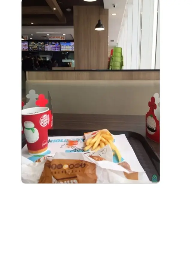 7 Editan Foto Netizen Agar Ada Teman Makan di Depannya Ini Bikin Geleng Kepala