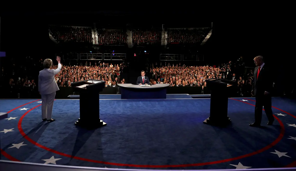Dua capres AS dari partai Demokrat, Hillary Clinton dan dari partai Republik, Donald Trump kembali tidak berjabat tangan saat memulai debat ketiga dan terakhir capres AS di University of Nevada, Las Vegas, Rabu (19/10). (REUTERS/Joe Raedle/Pool)