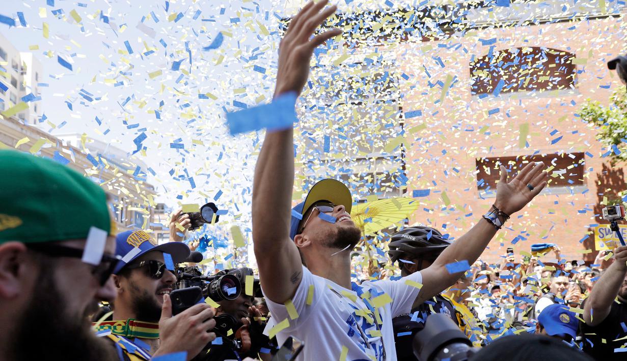 Pemain Guard Golden State Warriors, Stephen Curry saat menggelar parade Warriors 2018 usai menjuarai NBA 2018 di pusat kota Oakland, California, Amerika Serikat, (12/6). (AP Photo/Marcio Jose Sanchez)