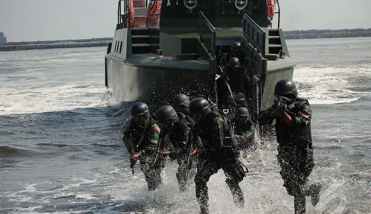 Sejumlah prajurit komando TNI AD dengan sigap keluar dari Kapal Motor Cepat (KMC) Komando TNI AD untuk melakukan penyerangan terhadap musuh, dalam demonstrasi di Pantai Ancol, Jakarta Utara, Selasa (29/4/2014) (Liputan6.com/Faizal Fanani).