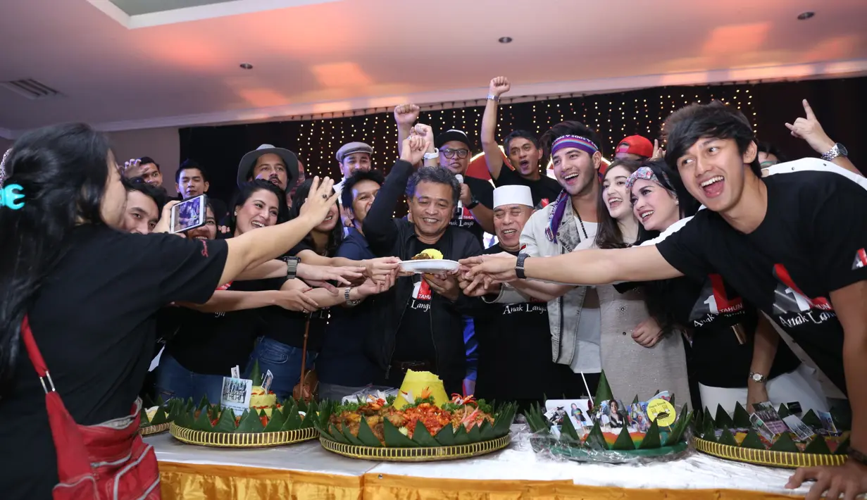 Perayaan ulang tahun satu tahun penayangan sinetron Anak Langit berlangsung meriah. Para pemain dan tim produksi hadir dalam acara tersebut. (Nurwahyunan/Bintang.com)