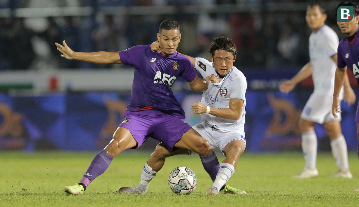 Pemain Persik Kediri, Renan Da Silva (kiri) berebut bola dengan pemain Arema FC, Renshi Yamaguchi dalam lanjutan pertandingan babak penyisihan Grup D Piala Presiden 2022 antara Persik Kediri menghadapi Arema FC di Stadion Kanjuruhan, Malang, Jawa Timur, Rabu (15/6/2022). (Bola.com/Arief Bagus)