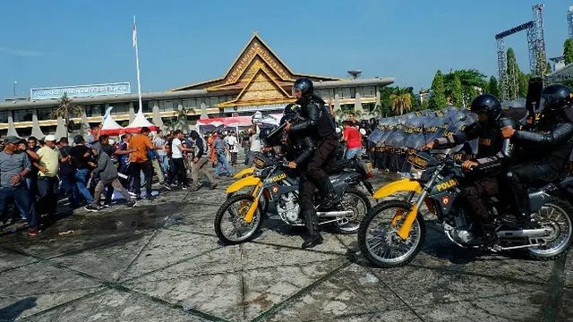 Polisi berusaha membubarkan massa demonstrasi anarkis dalam simulasi pengamanan pemilu.