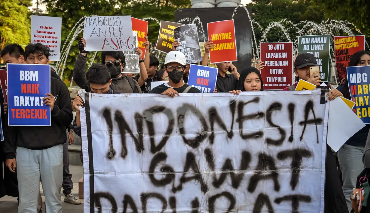Para siswa memprotes kenaikan harga Bahan Bakar Minyak (BBM) non-subsidi dan menyerukan kepada pemerintah untuk menghentikan program Makan Bergizi Gratis (MBG) di Surabaya, Jawa Timur, Senin 15 Juni 2026. (JUNI KRISWANTO/AFP)