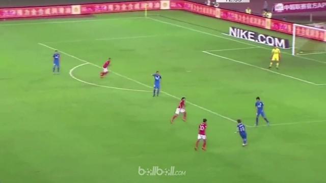 Pemain Guangzhou R&F, Ding Haifeng, melakukan blunder karena lemahnya backpass yang ia lepaskan dan menyebabkan timnya kebobolan. This video is presented by Ballball.