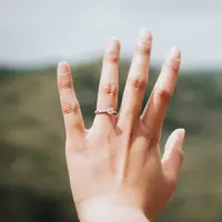 Ilustrasi cincin, jari. (Photo by Andrik Langfield on Unsplash)