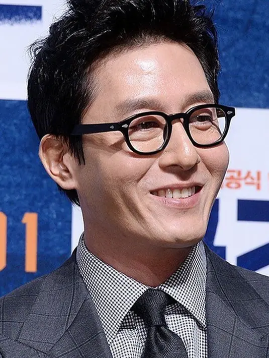 Ketika mengetahui berita duka itu, Jung Joon Young sangat terpukul. Ia pun langsung terbang ke Korea Selatan dan mengunjungi makam kawan baiknya untuk memberikan penghormatan terakhir. (Instagram/Kimjoohyuk_fan)