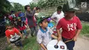 Anak-anak mengikuti kegiatan dalam acara bertajuk Kampung Jogo Kali di kawasan Lodan, Jakarta Utara, Minggu (12/11). Acara ini juga diisi dengan berbagai kegiatan seperti karnaval, workshop memasak, serta pentas seni. (Liputan6.com/Immanuel Antonius)