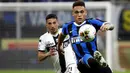 Striker Inter Milan, Lautaro Martinez, mengontrol bola saat melawan Parma pada laga Serie A di Stadion Giuseppe Meazza, Sabtu (26/10). Kedua tim bermain imbang 2-2. (AP/Antonio Calanni)