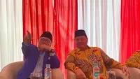 Ketua Umum Partai Amanat Nasional (PAN) Zulkifli Hasan dan Ketua Umum Partai Golkar Airlangga Hartarto menghadiri Harlah ke-25 PKB di Stadion Manahan, Solo, Minggu (23/7/2023). (Liputan6.com/ Ady Anugrahadi)