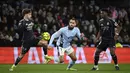 Pertahanan rapat Celta Vigo membuat peluang Real Madrid sulit tercipta. Tampak dalam foto, penyerang Celta Vigo asal Spanyol, Borja Iglesias (tengah) berebut bola dengan gelandang Real Madrid asal Prancis, Aurelien Tchouameni (kanan) dan gelandang Real Madrid asal Spanyol, Cesar Palacios, pada pertandingan pekan ke-27 La Liga 2025/2026 di Estadio Abanca-Balaidos pada Jumat 6 Maret 2026 waktu setempat atau Sabtu 7 Maret 2026 dini hari WIB. (Miguel RIOPA/AFP)