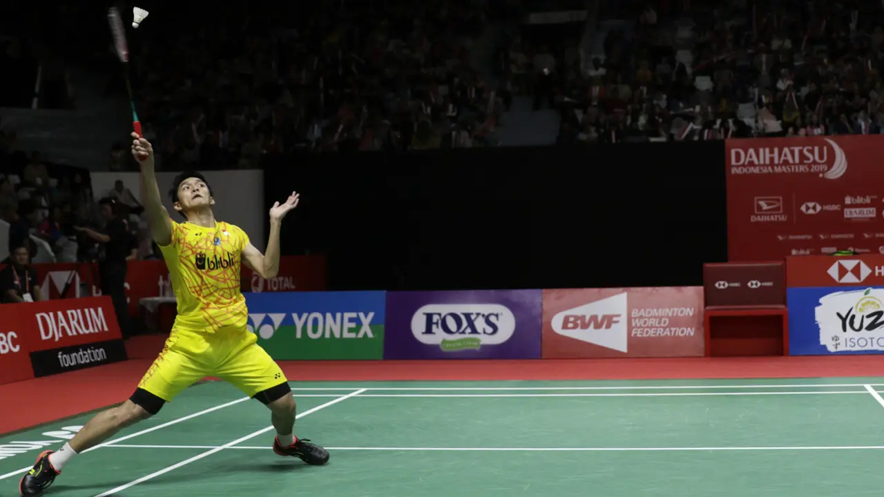Tunggal putra Indonesia, Jonatan Christie, berusaha memukul kok saat melawan tunggal Denmark. (Bola.com/Yoppy Renato)