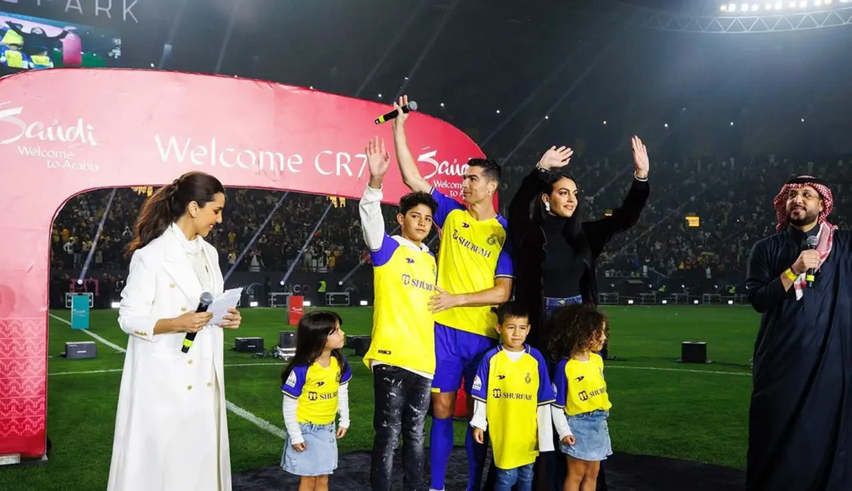 Saat momen perkenalan Cristiano Ronaldo di Al Nassr, pemain berjuluk CR7 ini turut membawa keluarganya. Sambutan hangat diberikan para fans kepada keluarga Ronaldo. Ronaldo pun sangat senang dengan sambutan hangat dari para fans. (Liputan6.com/IG/cristiano)