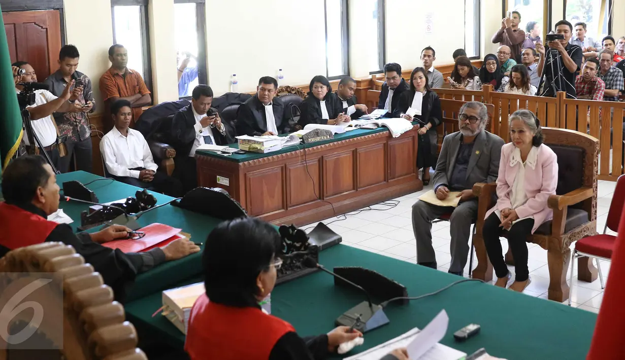 Terdakwa Margriet Megawe (kanan) dan Ketua KPAI Arist Merdeka Sirait (kiri) menjadi saksi dalam persidangan kasus pembunuhan Angeline dengan terdakwa Agustay Hamdamay di Pengadilan Negeri Denpasar, Selasa (12/1). (Liputan6.com/Angga Yuniar)