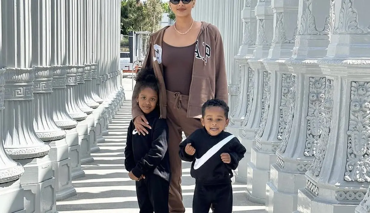 Kimberly nampak sporty seperti sang mamah, yang mengenakan hoodie dan celana traning hitamnya. (@kimmyjayanti)