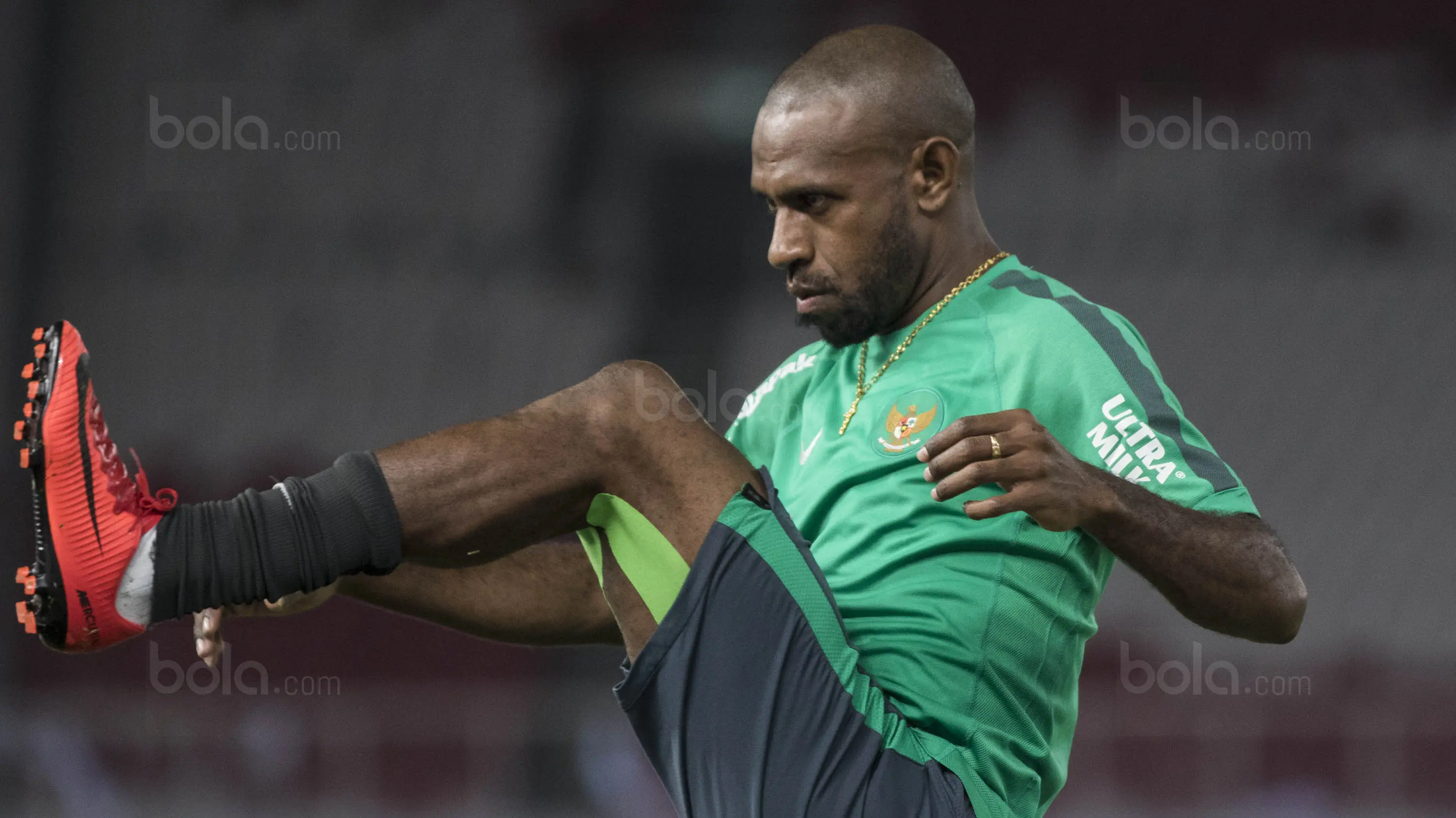 Striker Timnas Indonesia, Boaz Solossa, melakukan pemanasan saat latihan di SUGBK, Jakarta, Sabtu (13/1/2018). Timnas Indonesia menggelar latihan terakhir sebelum laga persahabatan melawan Islandia. (Bola.com/Vitalis Yogi Trisna)