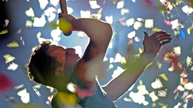 Aksi Panggung Chris Martin di Berbagai Pertunjukan Coldplay