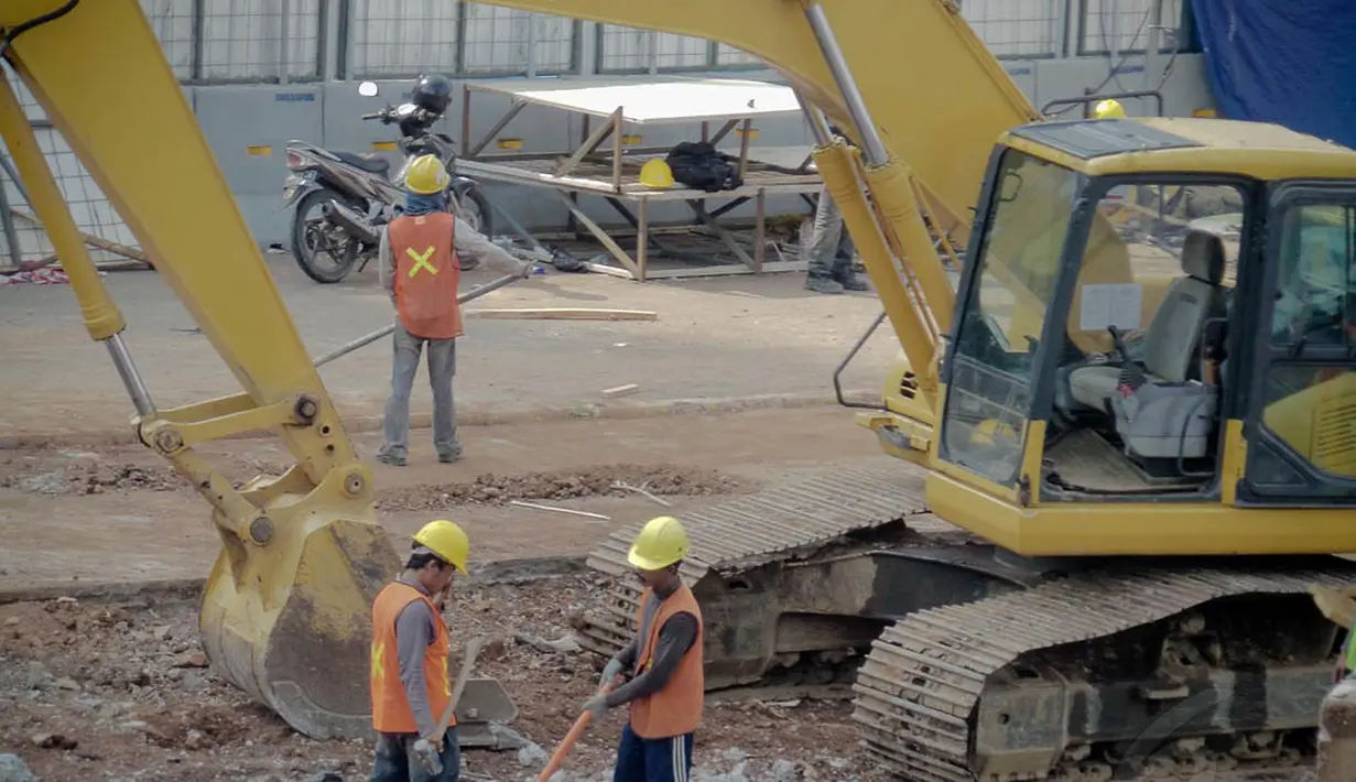 Para pekerja tampak telah memulai tahapan penggalian stasiun bawah tanah MRT di jalan Sudirman, Jakarta, Kamis (14/8/14). (Liputan6.com/Faizal Fanani)