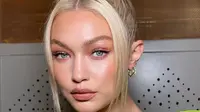 One tone makeup menjadi sebuah konsep riasan dengan memadukan satu warna yang dipulaskan pada mata dan bibir. Nuansa peach menjadi warna yang tepat untuk diaplikasikan untuk memberikan kesan natural. (Foto: Gigi Hadid/ Instagram)