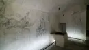 Paolo Dal Poggetto, direktur Museum Kapel Medici saat itu, mengaitkan banyak gambar yang ditemukan di dinding dengan Michelangelo, meskipun yang lain membantahnya. (AP Photo/Fareed Khan)